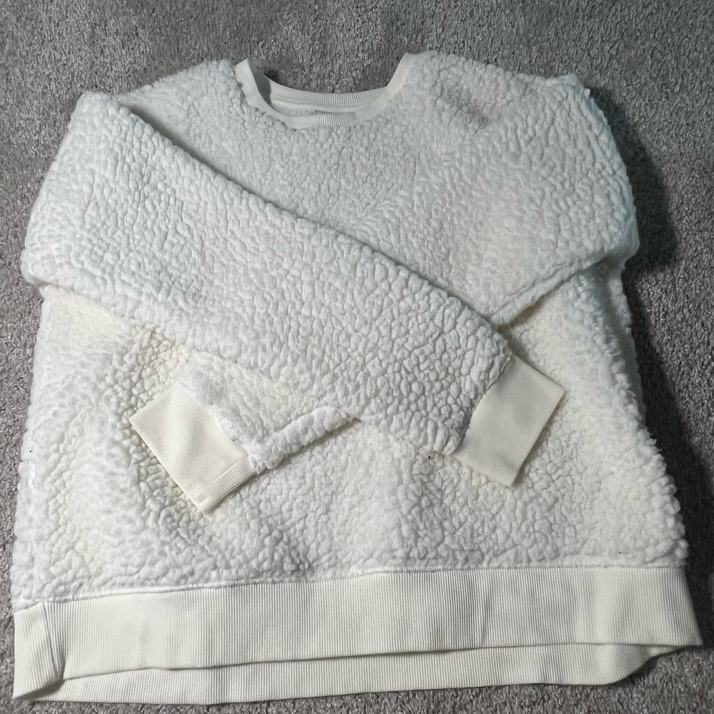WHITE FLUFFY CREWNECK SIZE MEDIUM